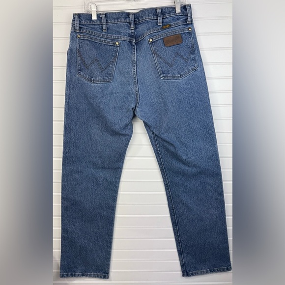 Wrangler men’s Advanced Comfort medium wash denim jeans, size 35X32 - Picture 2 of 8